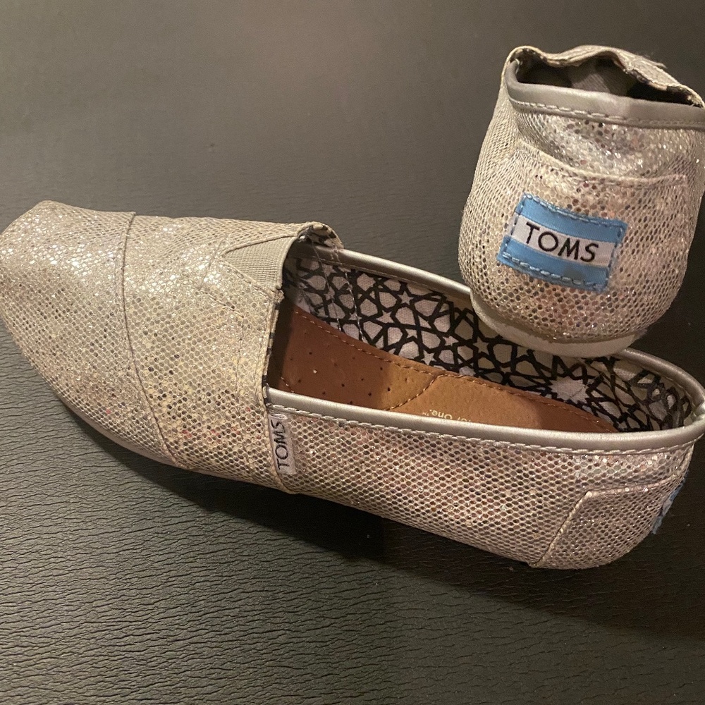 Toms silver glitter slip-on women's 6 1/2